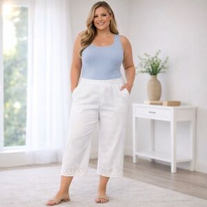 NWT Chico’s Weekend White Eyelet Wide Leg Capri Pants w/ pockets Size 4 (18-20)